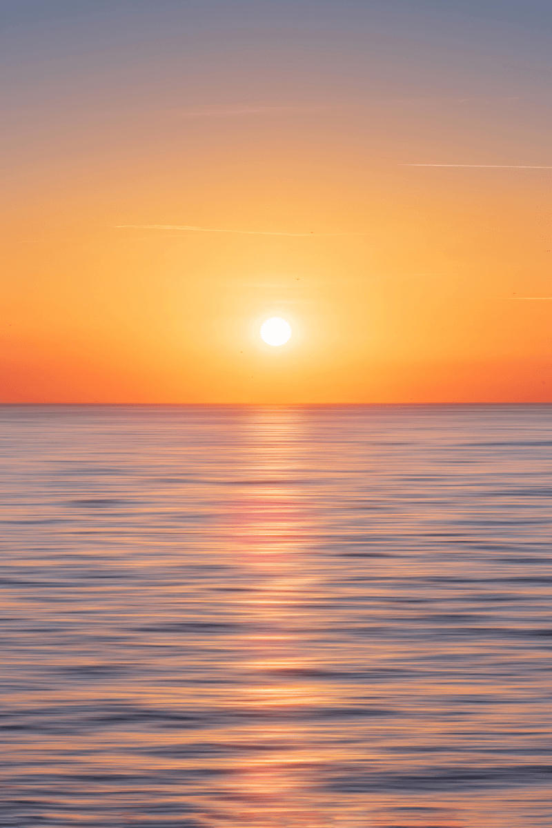 Atardecer sobre el mar que transmite calma, pausa y sensación de seguridad al iniciar el contacto