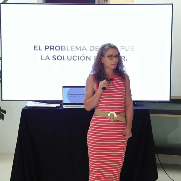 Elvira Llorente formando psicólogos en un grupal vivenciail