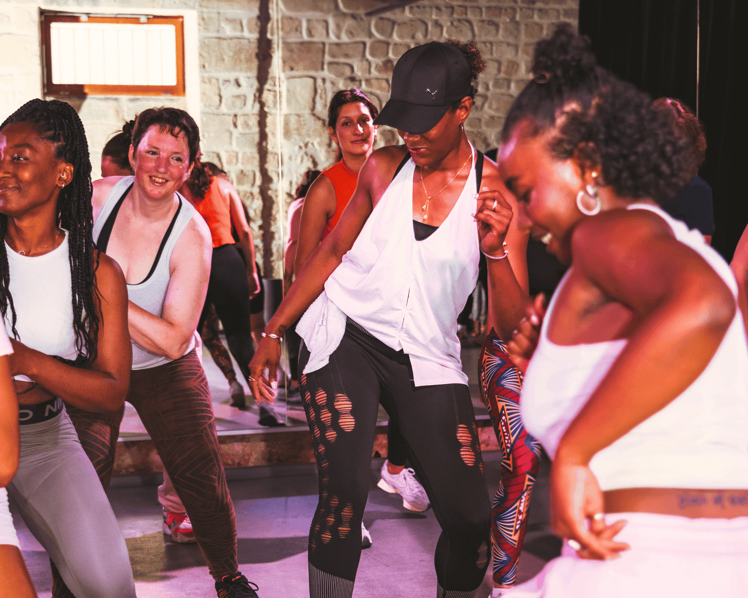 Femmes qui dansent dans un cours d'Afroshape