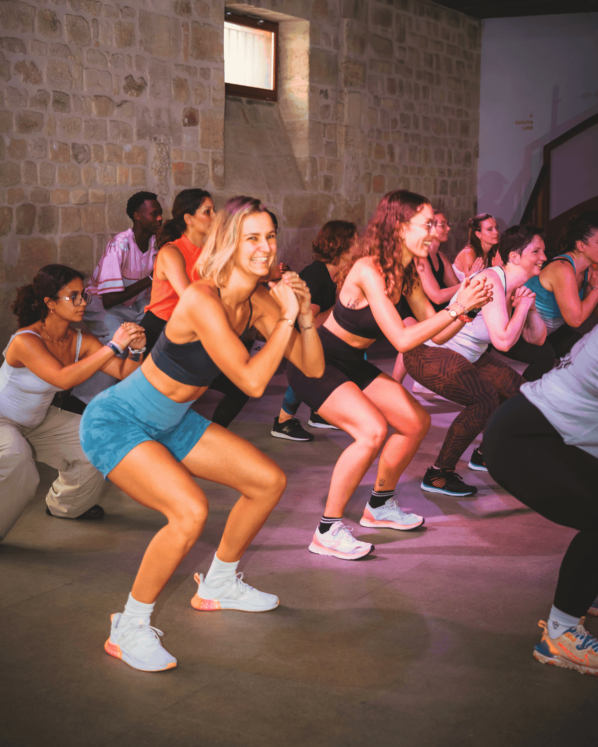 Femmes qui dansent dans un cours d'Afroshape