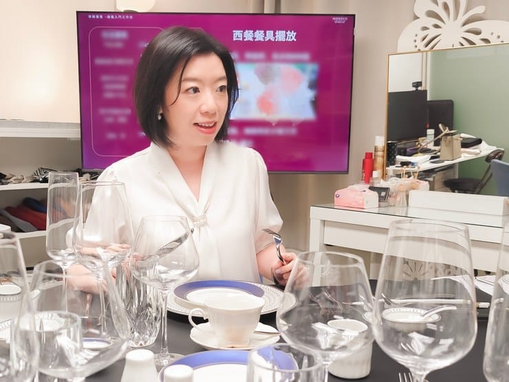 導師示範中西餐桌禮儀與餐具擺設