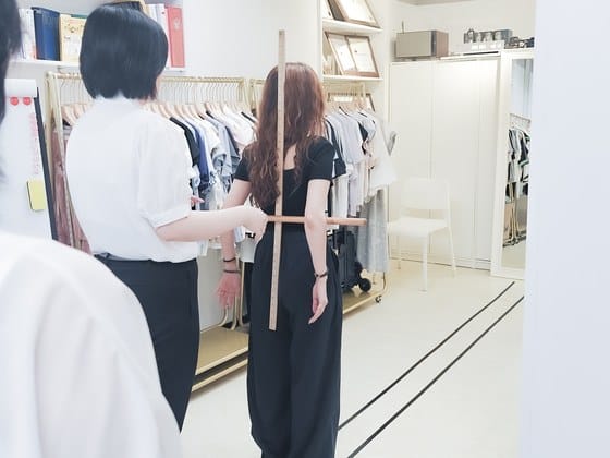 導師指導學員儀態站姿練習