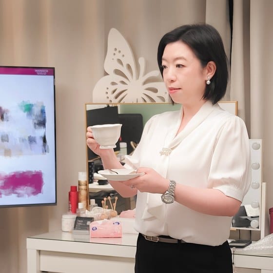 小班教學：導師逐一示範餐桌禮儀