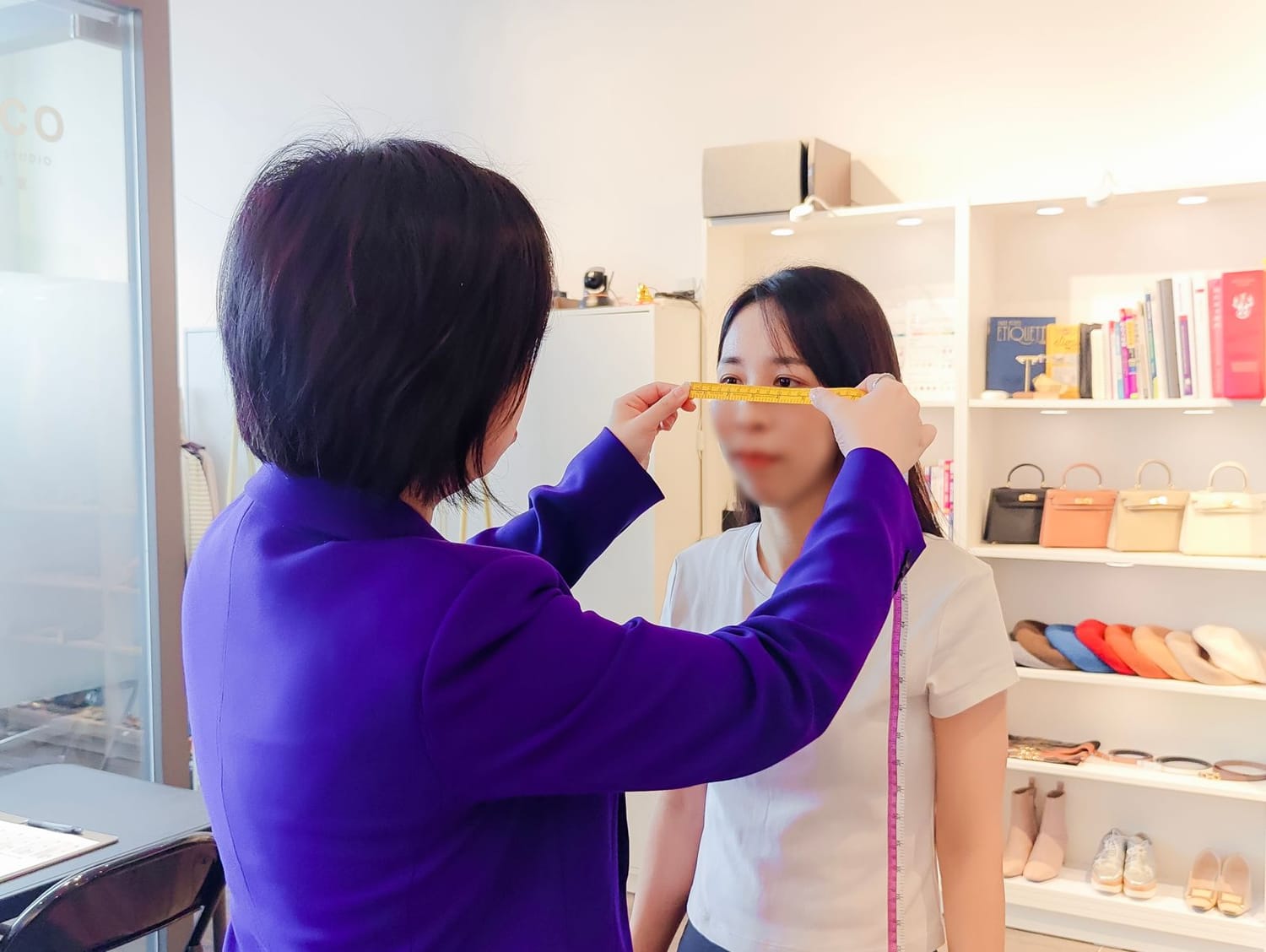 Winter 為學員調整服裝線條