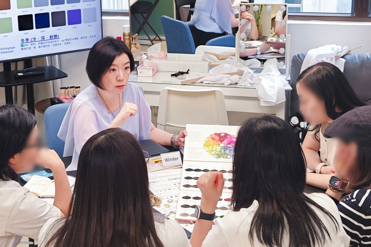 小組工作坊現場,學員圍桌一起練習