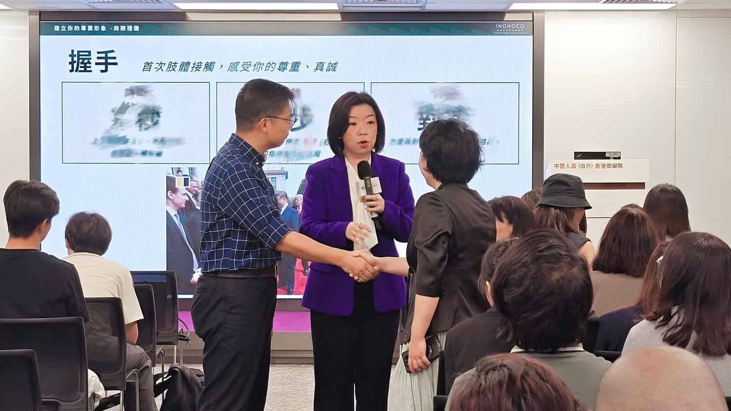 Winter 於培訓中示範商務握手與接待應對