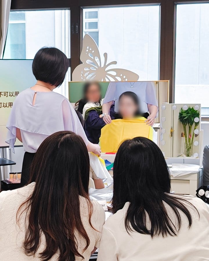 Winter 為客人披上色布,示範色彩效果
