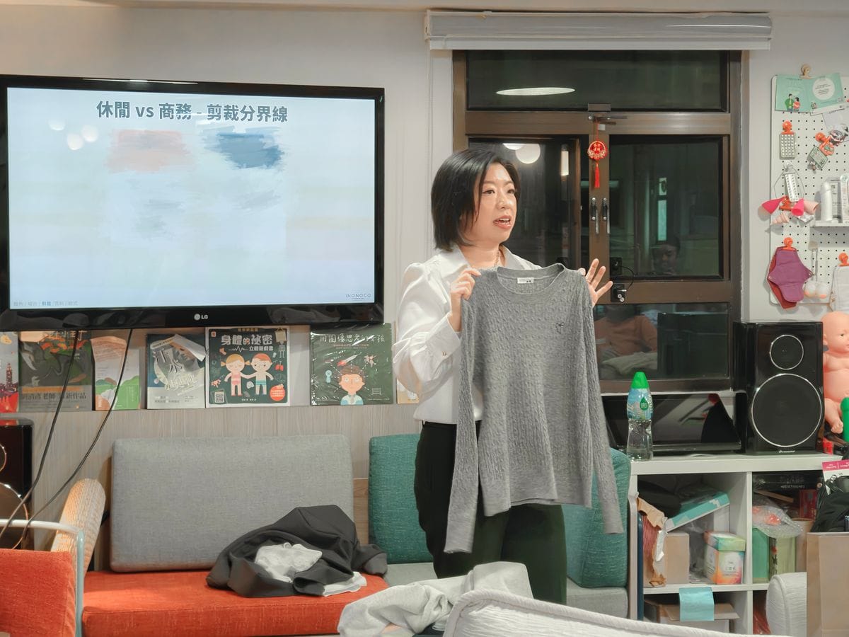 Winter 於社區機構培訓中示範服裝剪裁分界