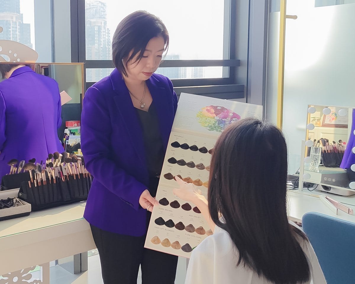 Winter 與客人討論色彩分析工具與報告