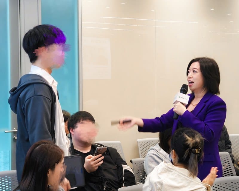Winter 在課堂中與站立的參加者交流
