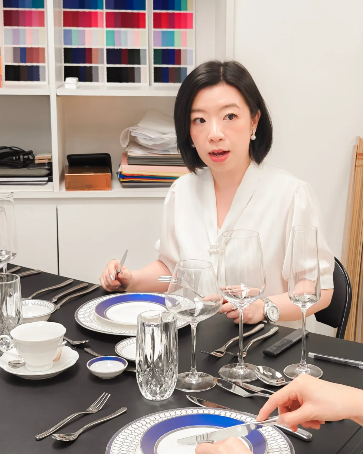 導師在餐桌前向學員示範用餐禮儀
