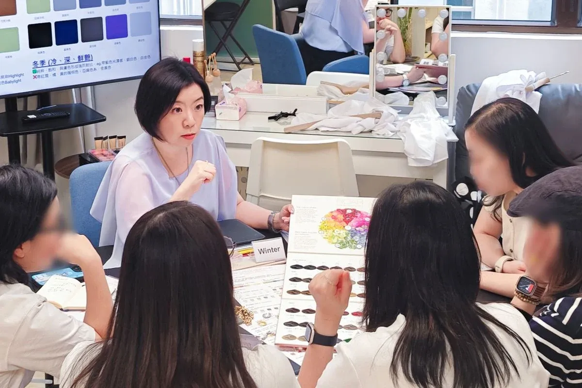專業形象與禮儀導師與學員圍桌討論色彩與彩妝選擇