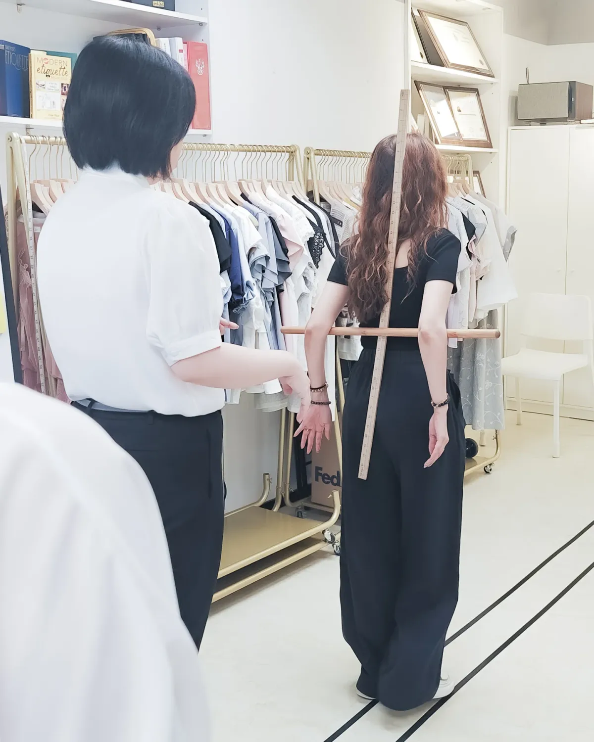 導師在鏡前指導學員理解身形與比例