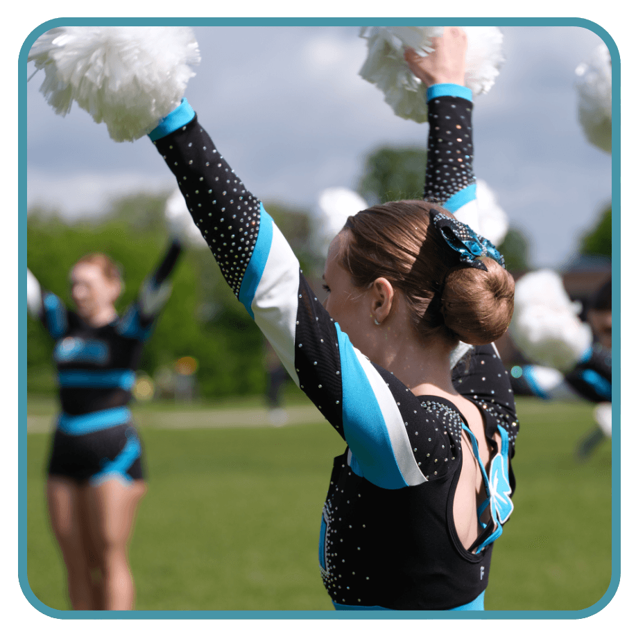 Photo d'une danseuse des blossom heat cheerleaders en plein air