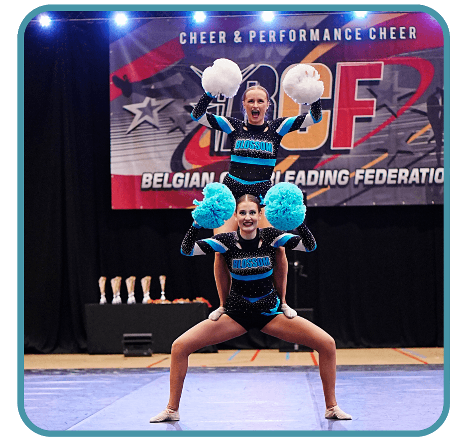 Photo d'un duo de pom dance des blossom heat cheerleaders