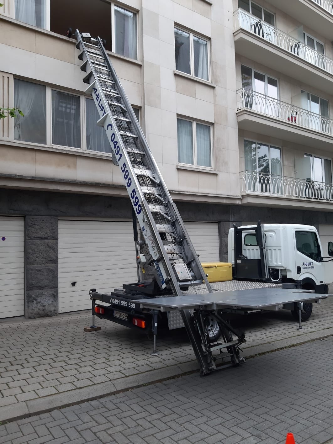 Lift AB Lift entrant par la fenêtre d'un appartement