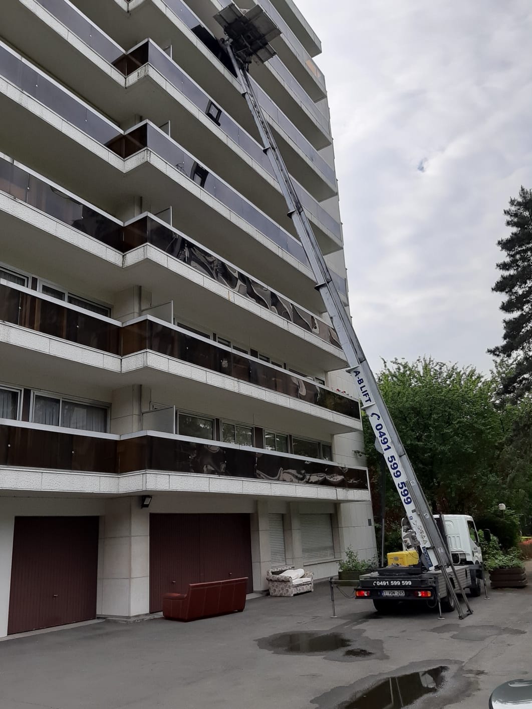 Lift AB Lift devant un immeuble en hauteur