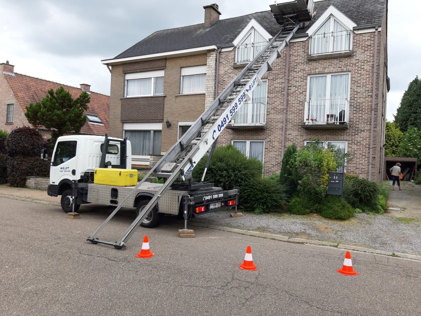Lift AB Lift déployé devant une maison avec zone de sécurité