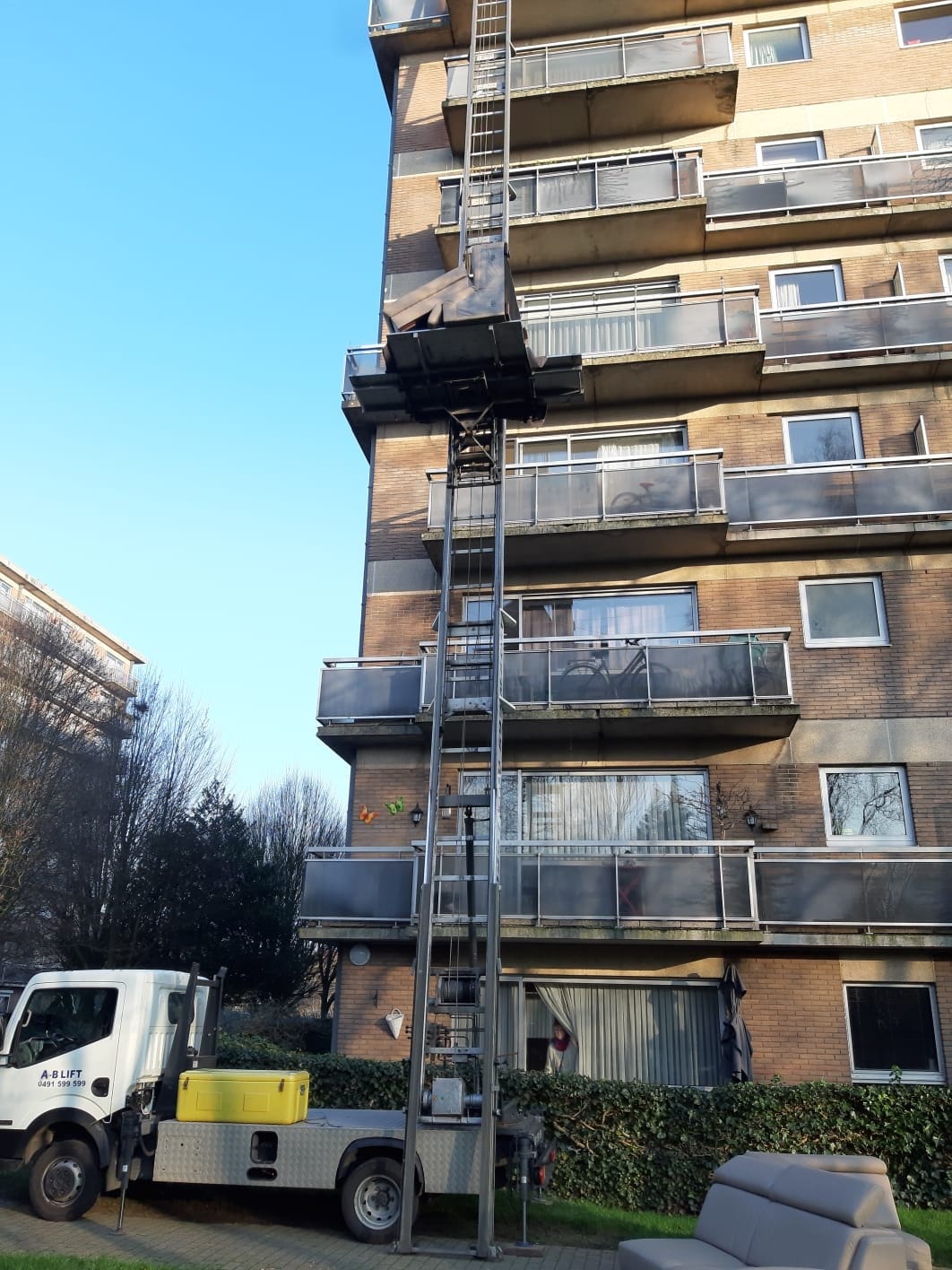 Canapé monté par le lift AB Lift le long d'une façade d'immeuble