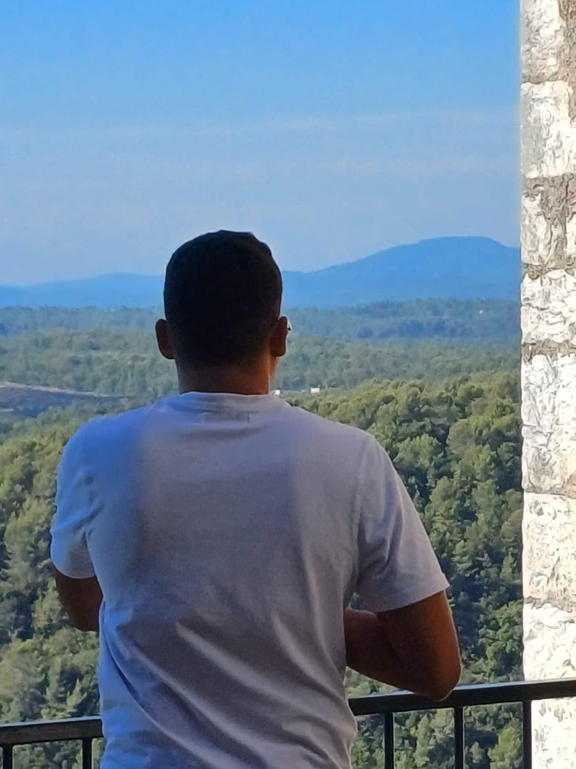 Hamza de dos, face à la vallée