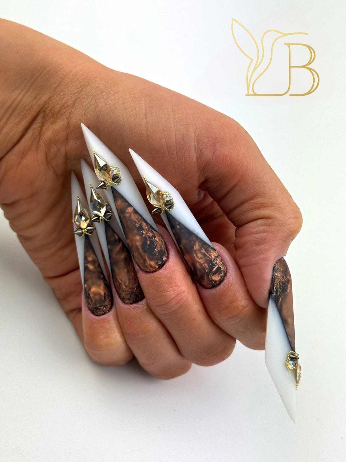 Pose d’ongles artistiques en forme extrême réalisée par Lenailsberthou, prothésiste ongulaire à Albi, centre situé à Puygouzon