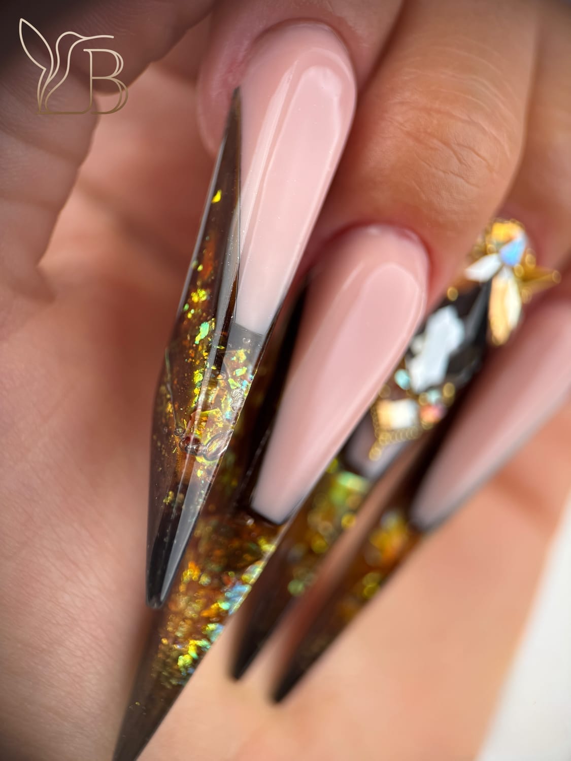 Pose gel longue avec incrustations et décoration premium réalisée par Lenailsberthou, spécialiste onglerie à Albi, centre basé à Puygouzon