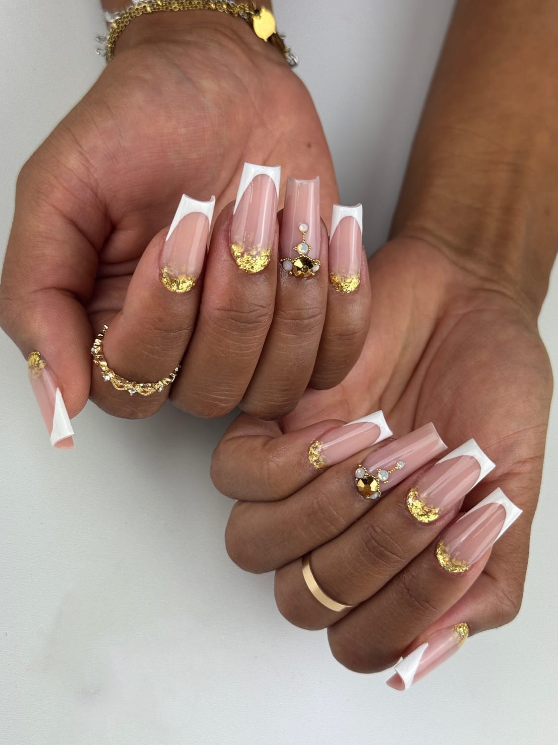 Pose de gel french blanche et paillettes dorées – Ongles carrés – Onglerie Albi Puygouzon