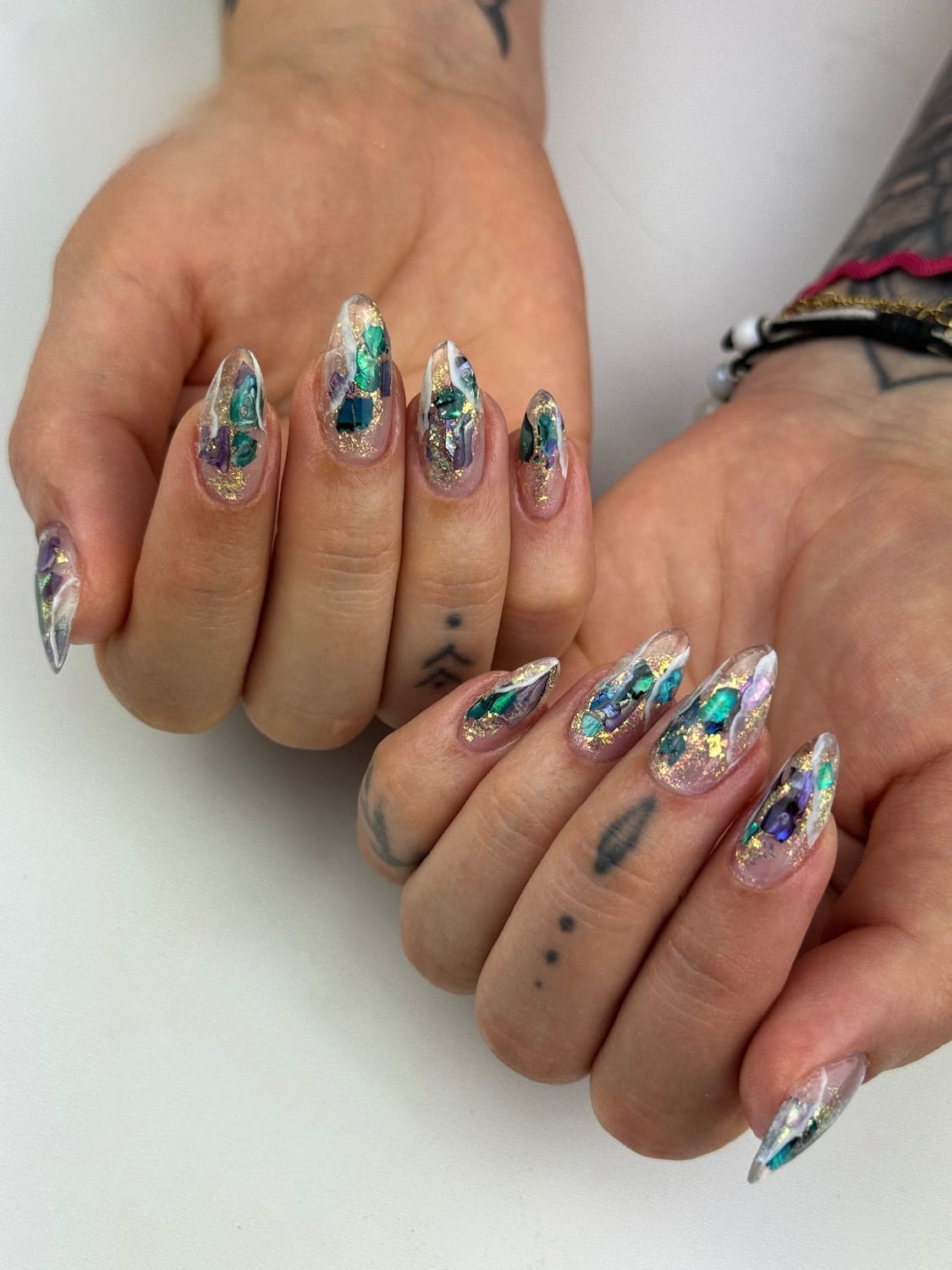 Pose gel transparente avec incrustations colorées – Manucure artistique – Ongles Albi Puygouzon