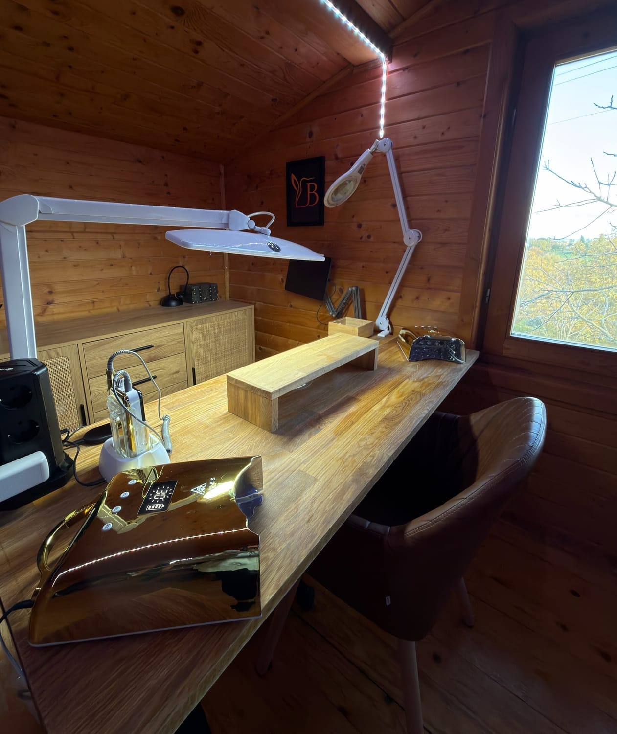 Poste de manucure professionnel Albi (Puygouzon) – espace onglerie Lenailsberthou