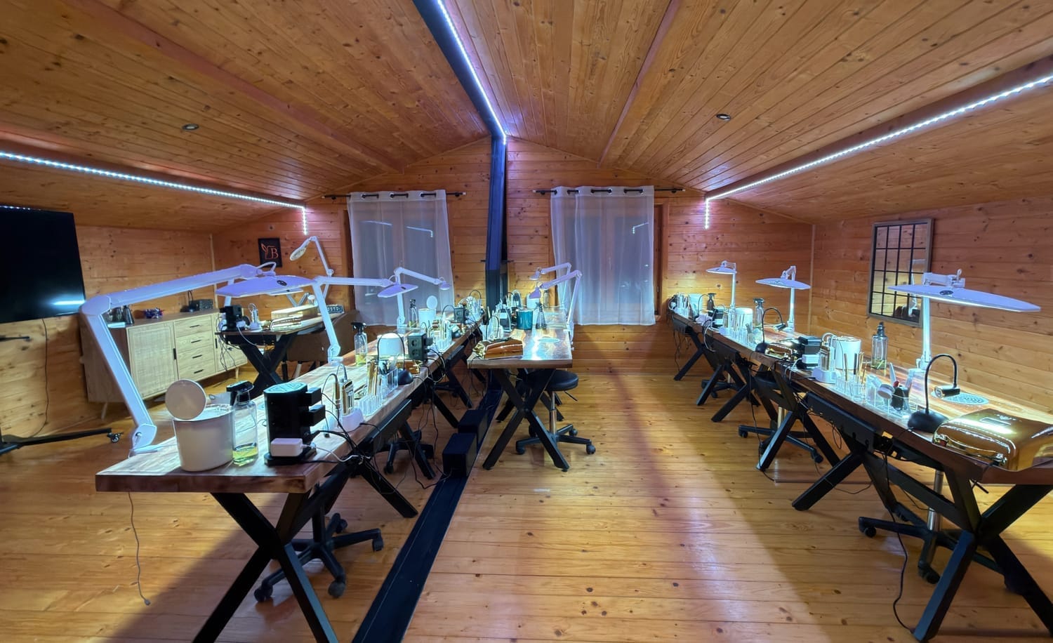 Salle de formation onglerie Lenailsberthou à Albi équipée de postes de travail professionnels.