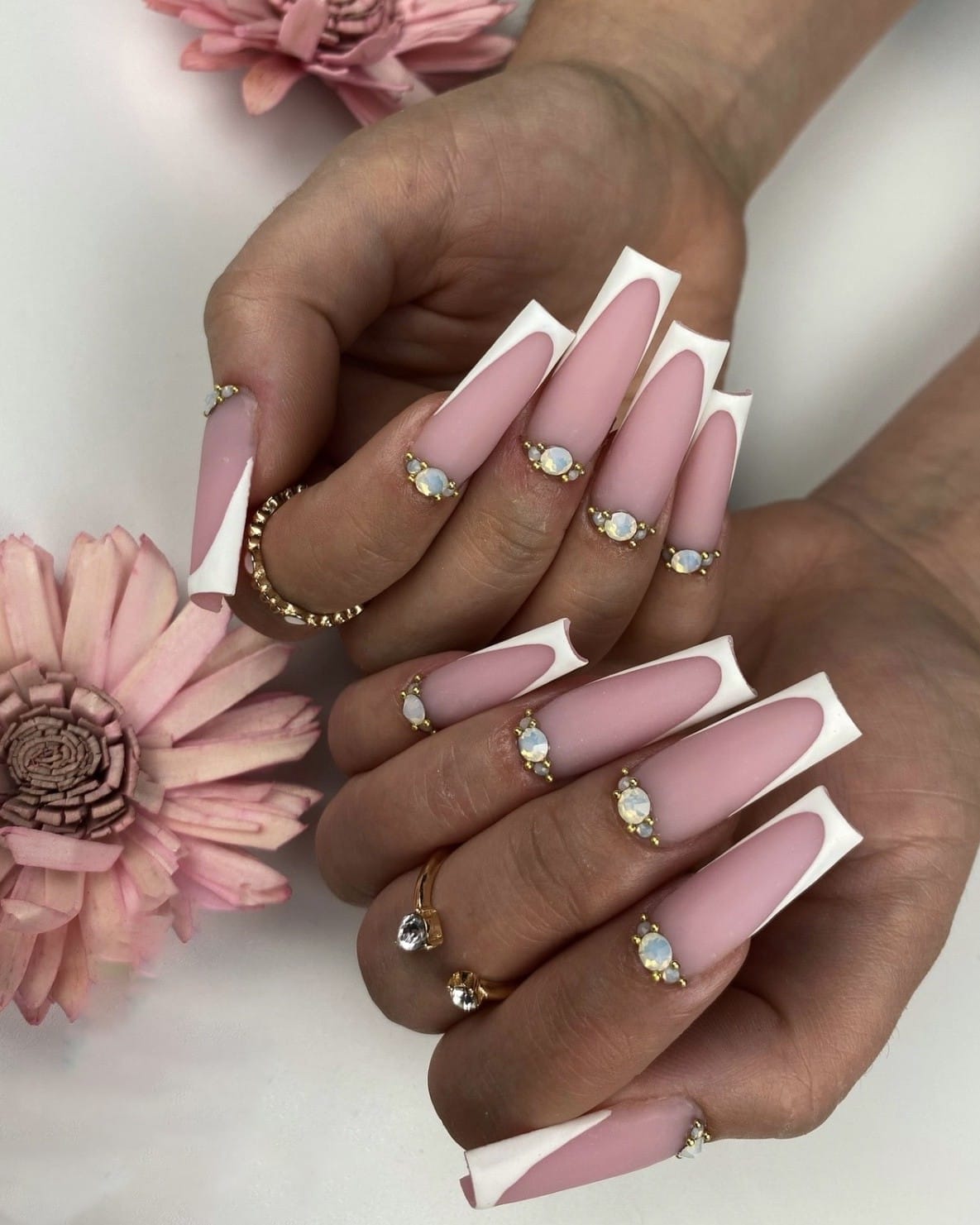 Pose d’ongles longs avec French blanche et bijoux d’ongles