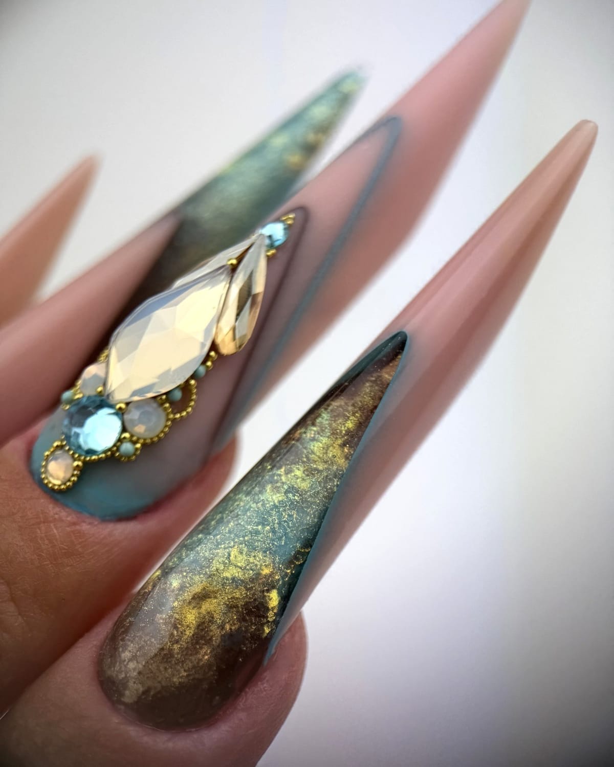 Pose d’ongles longs artistiques avec bijoux et textures travaillées
