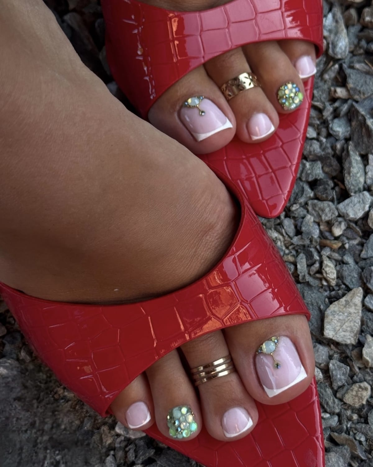 Pose d’ongles pieds avec French et décorations incrustées