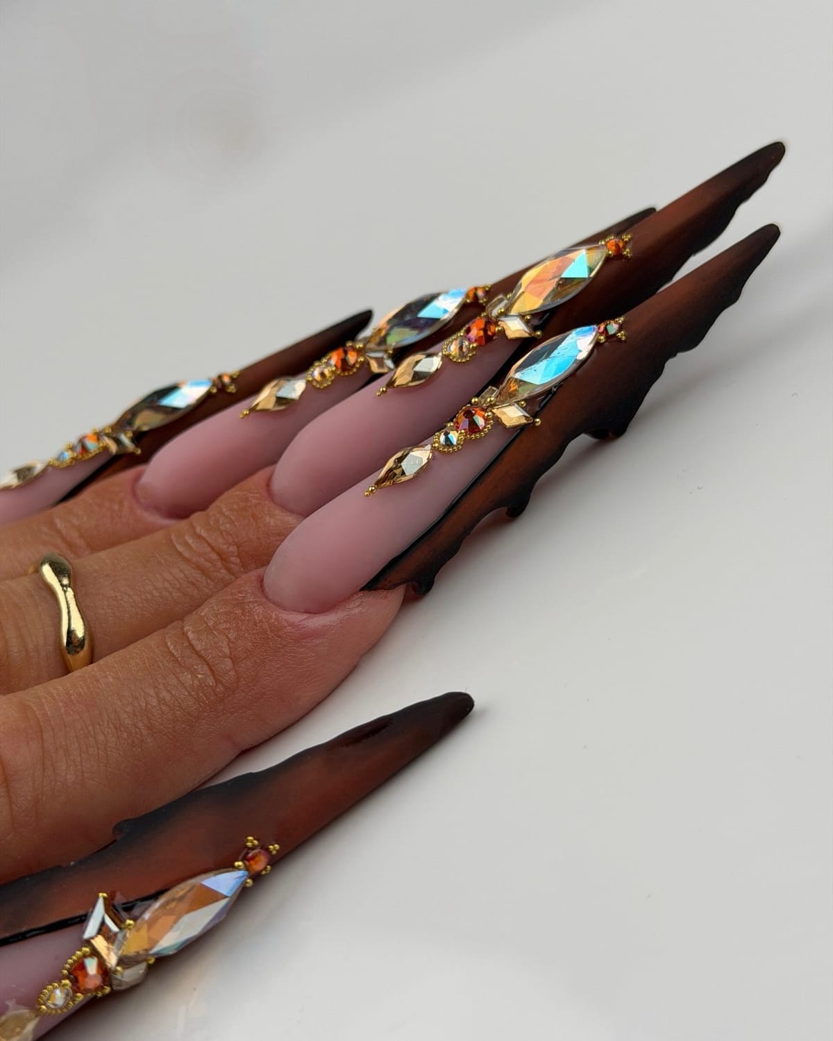 Pose d’ongles longs formes complexes avec bijoux et finitions travaillées