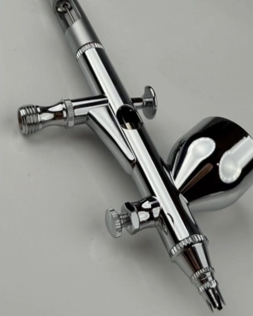 Détail d’un ongle décoré photographié avec un objectif pour smartphone