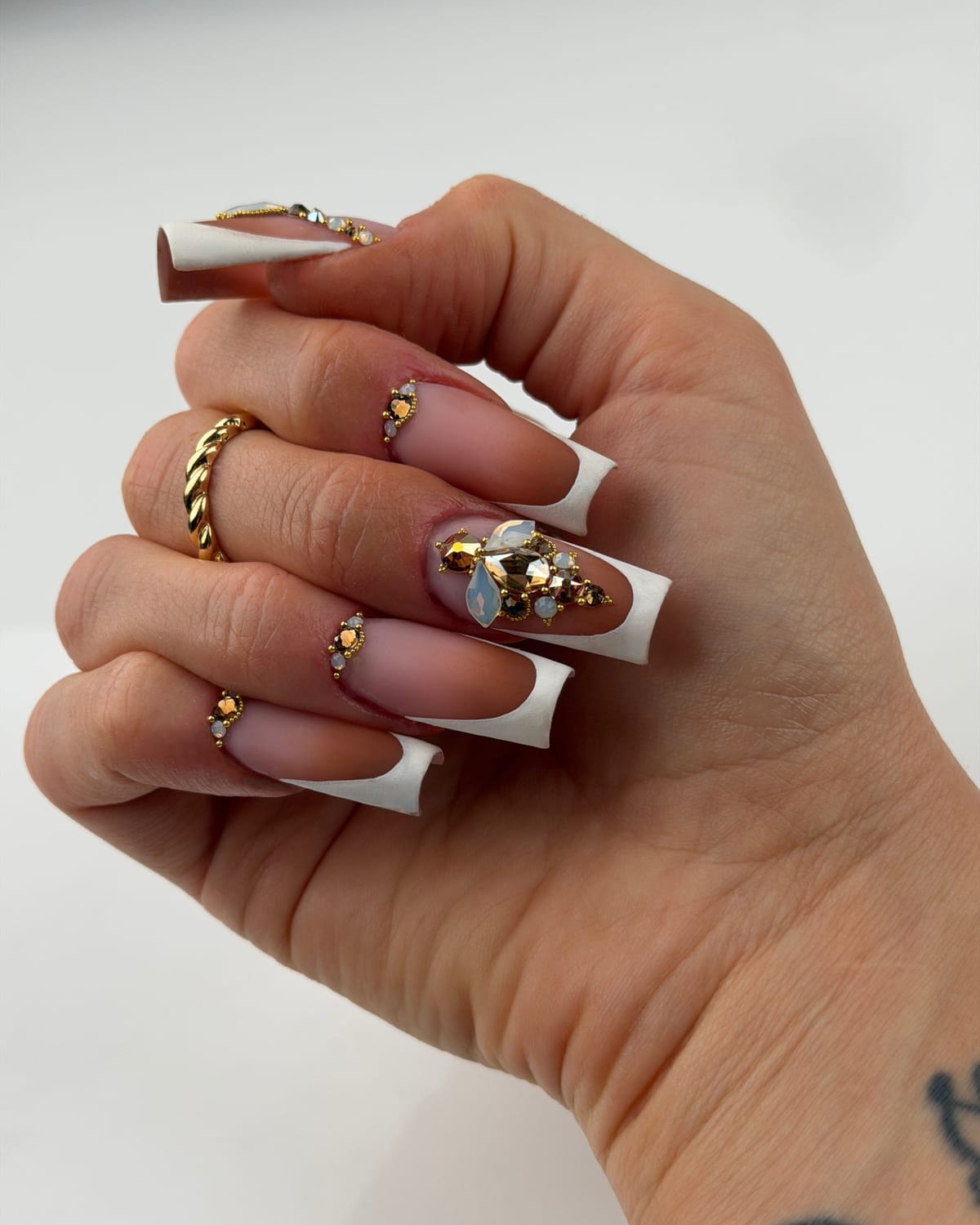 Pose d’ongles élégante avec French Reverse travaillée et finitions soignées