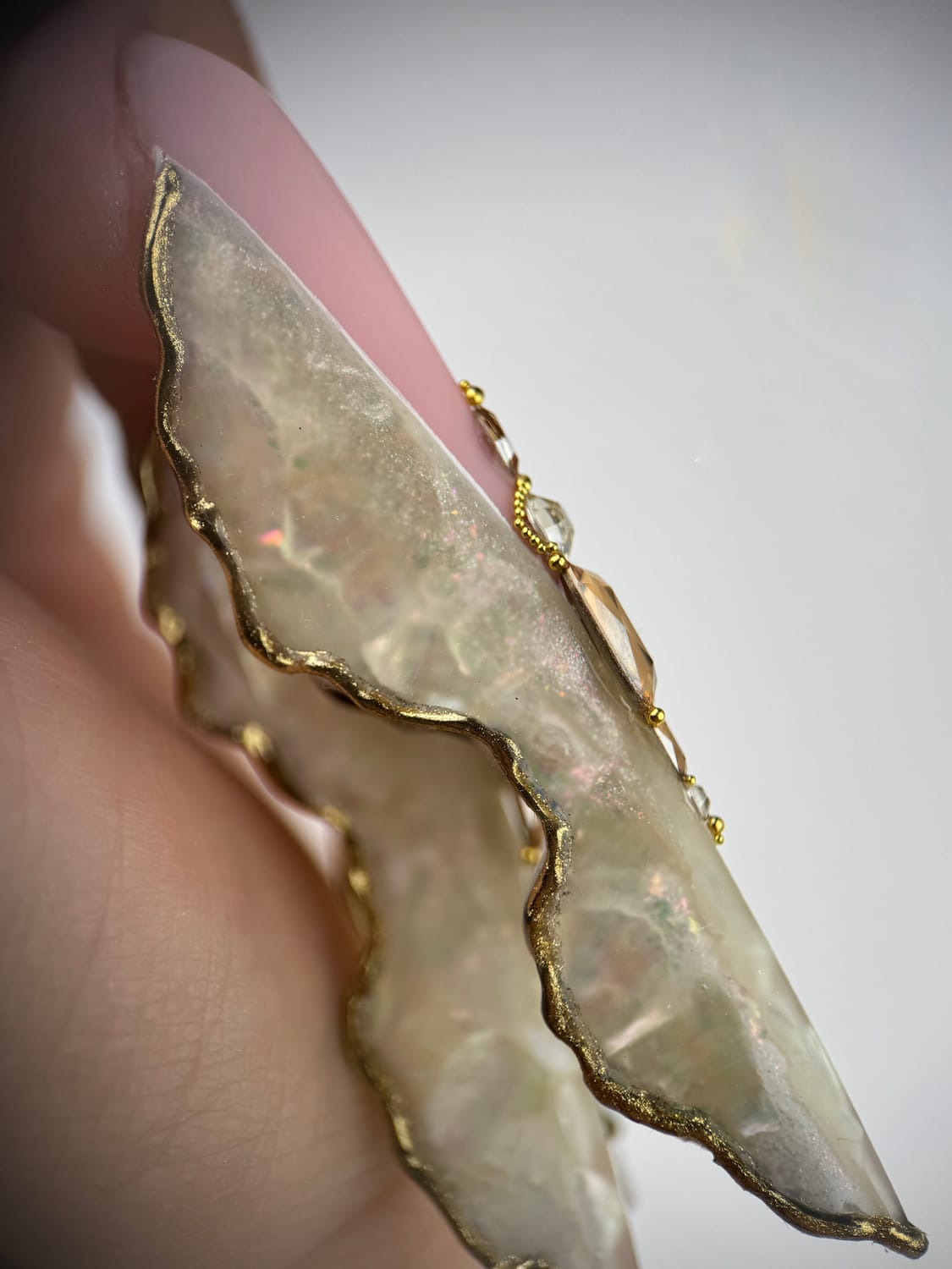 Pose d’ongles artistiques en forme extrême réalisée par Lenailsberthou, prothésiste ongulaire à Albi, centre situé à Puygouzon