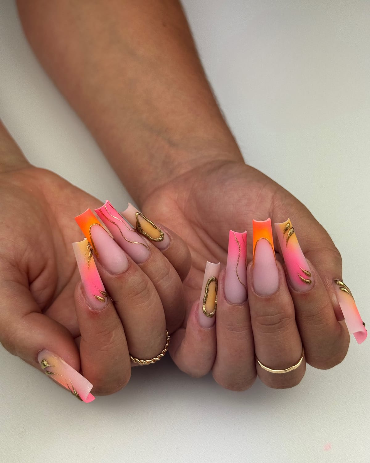 Pose d’ongles longs formes complexes avec contraste noir et blanc et incrustations