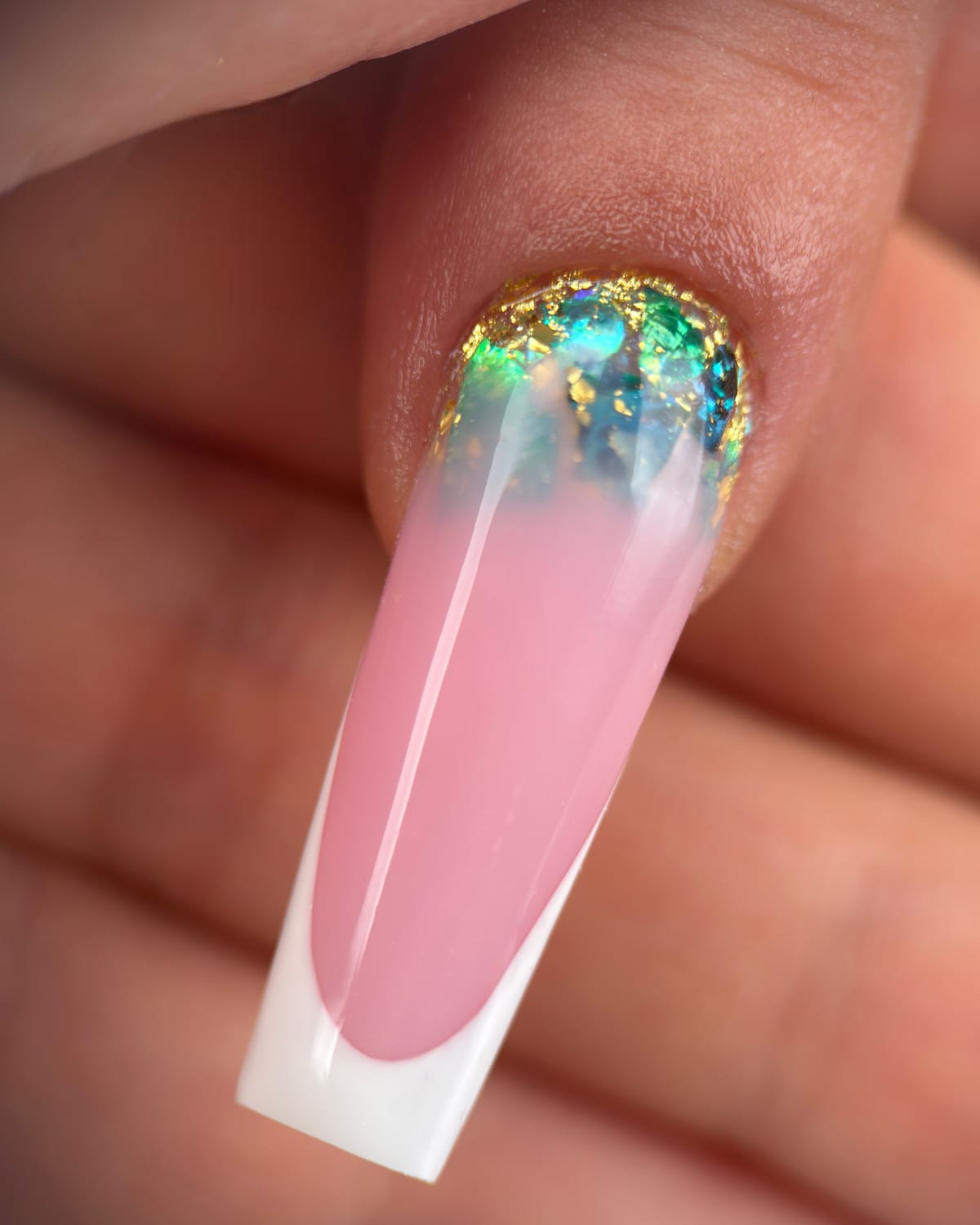 Détail d’un ongle artistique sculpté avec travail de matière et contours dorés