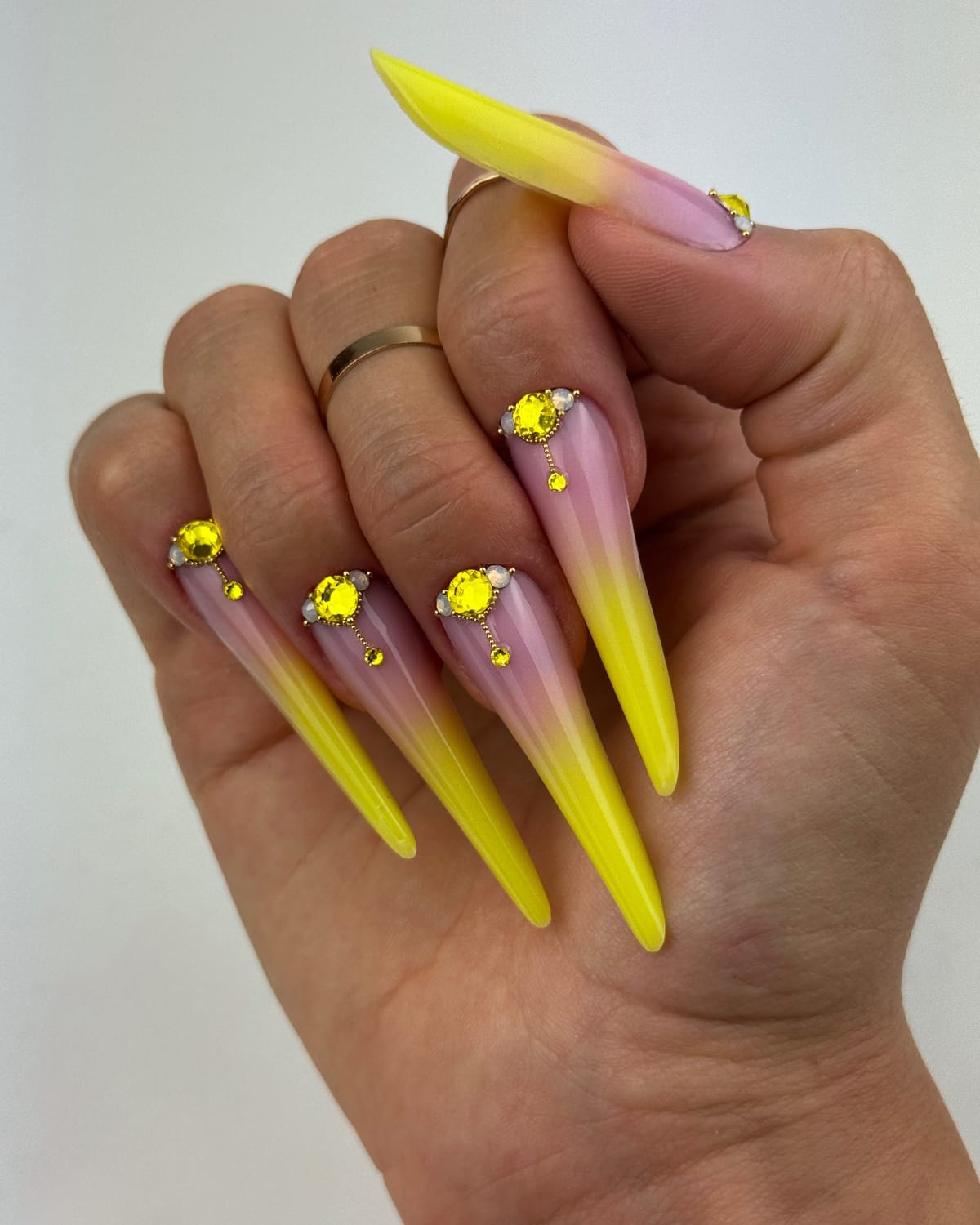 Pose d’ongles longs formes complexes avec bijoux et finitions travaillées