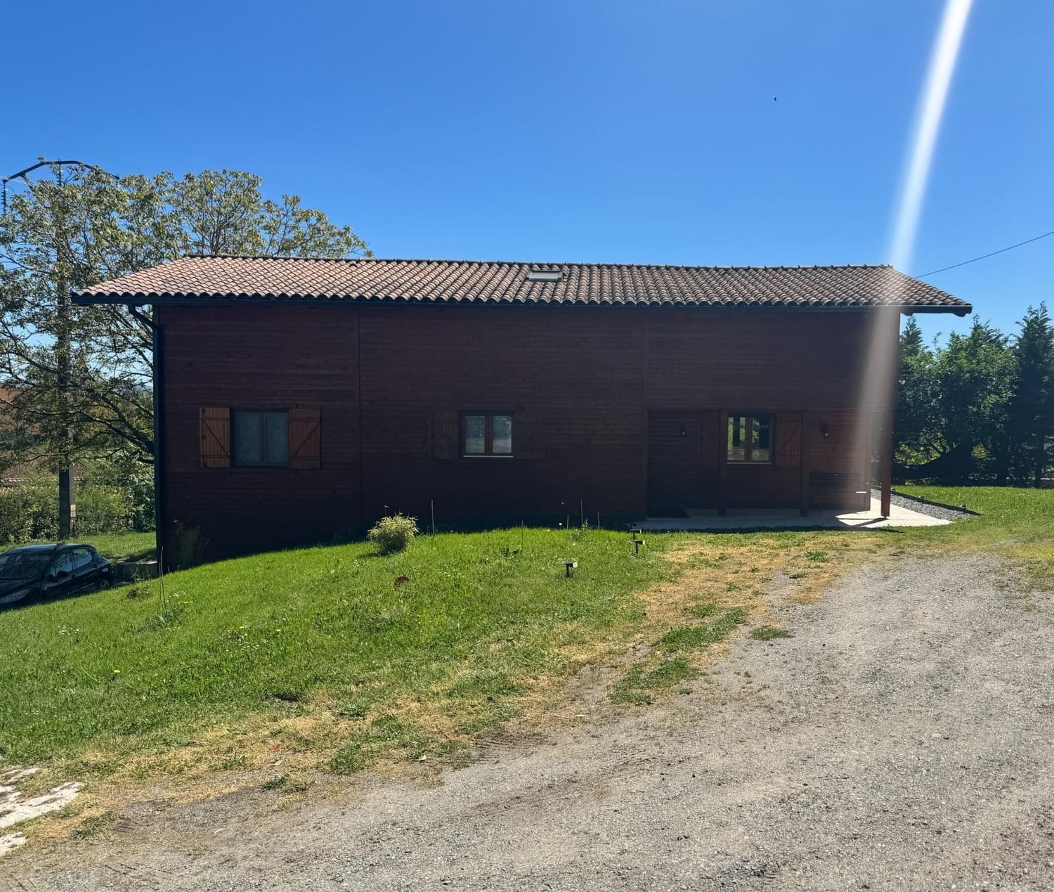 Maison et extérieur du centre de formation onglerie LENAILSBERTHOU à Puygouzon près d’Albi