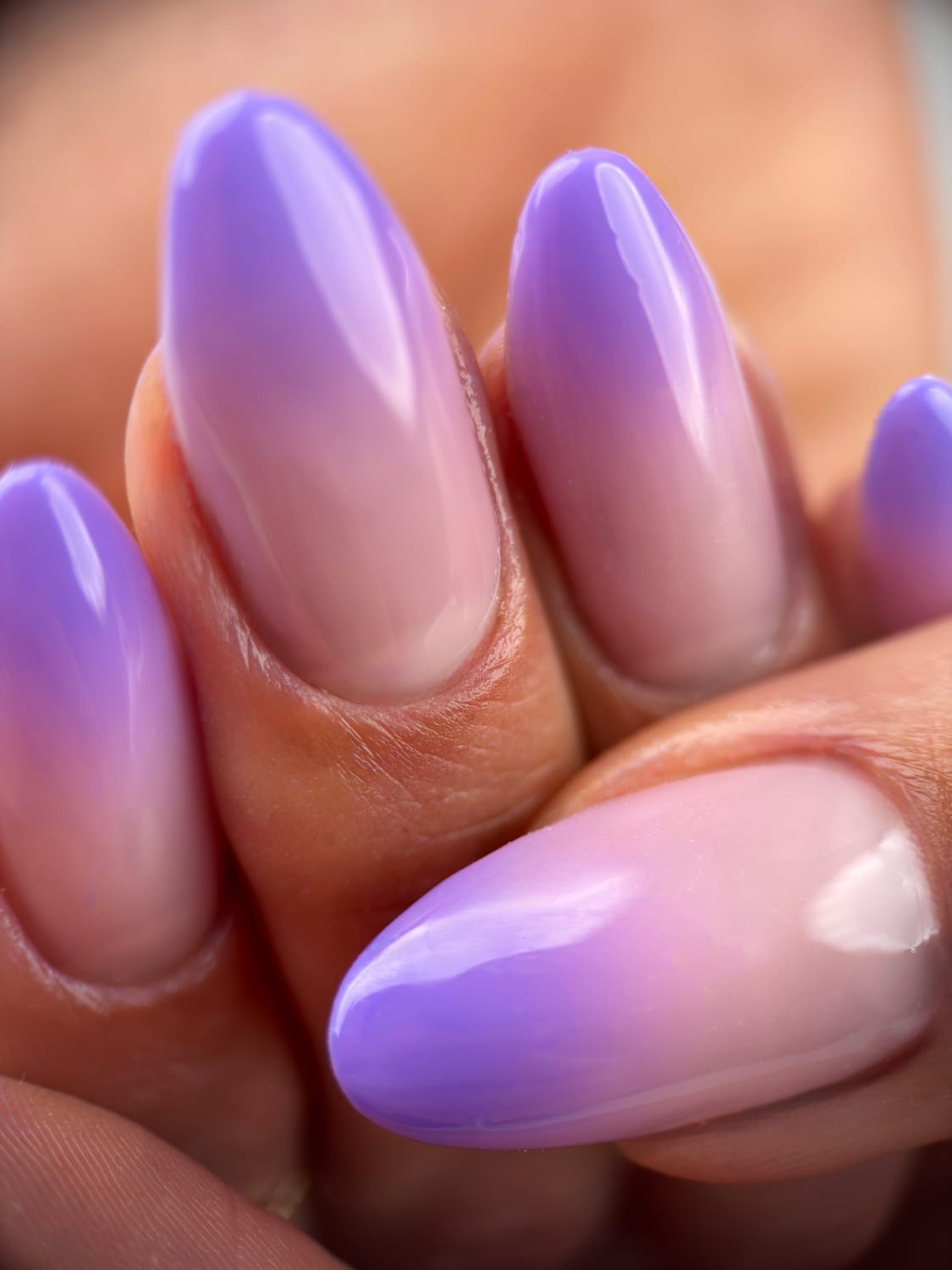 apprentissage technique baby color violet dégradé sur forme amande – formation onglerie Albi