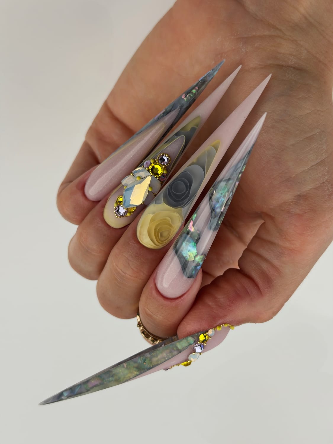 apprentissage french reverse waves, technique signature Lenailsberthou sur forme stiletto – formation onglerie artistique Albi