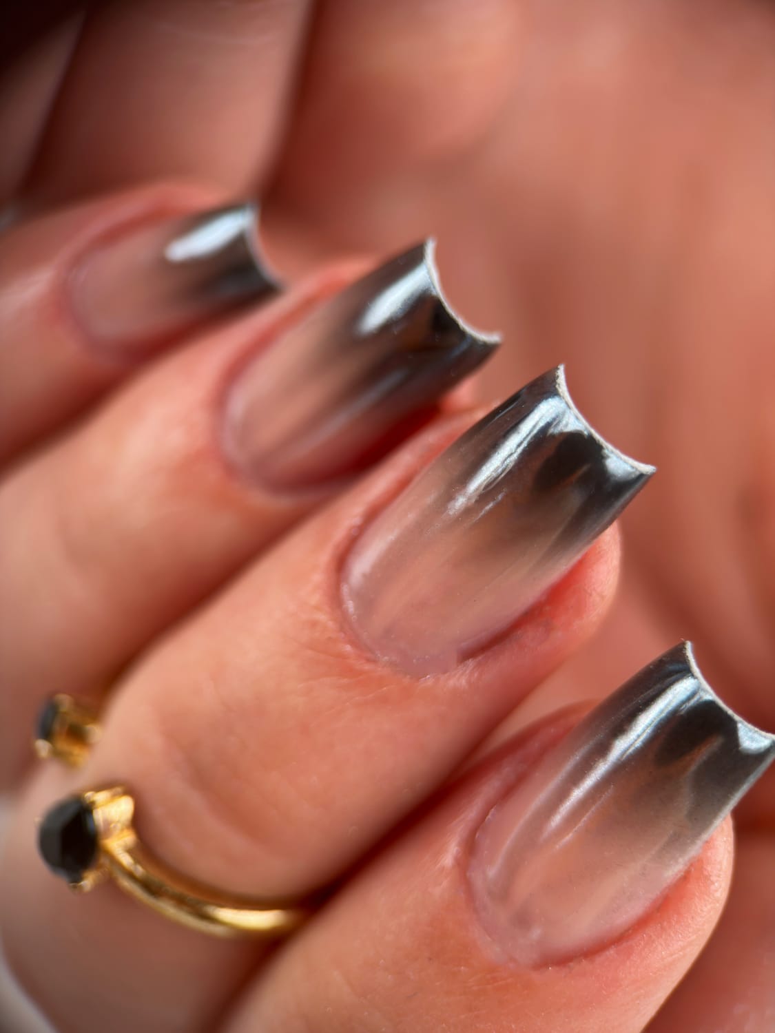 Pose d’ongles effet miroir noir et argent avec structure carrée et finition brillante