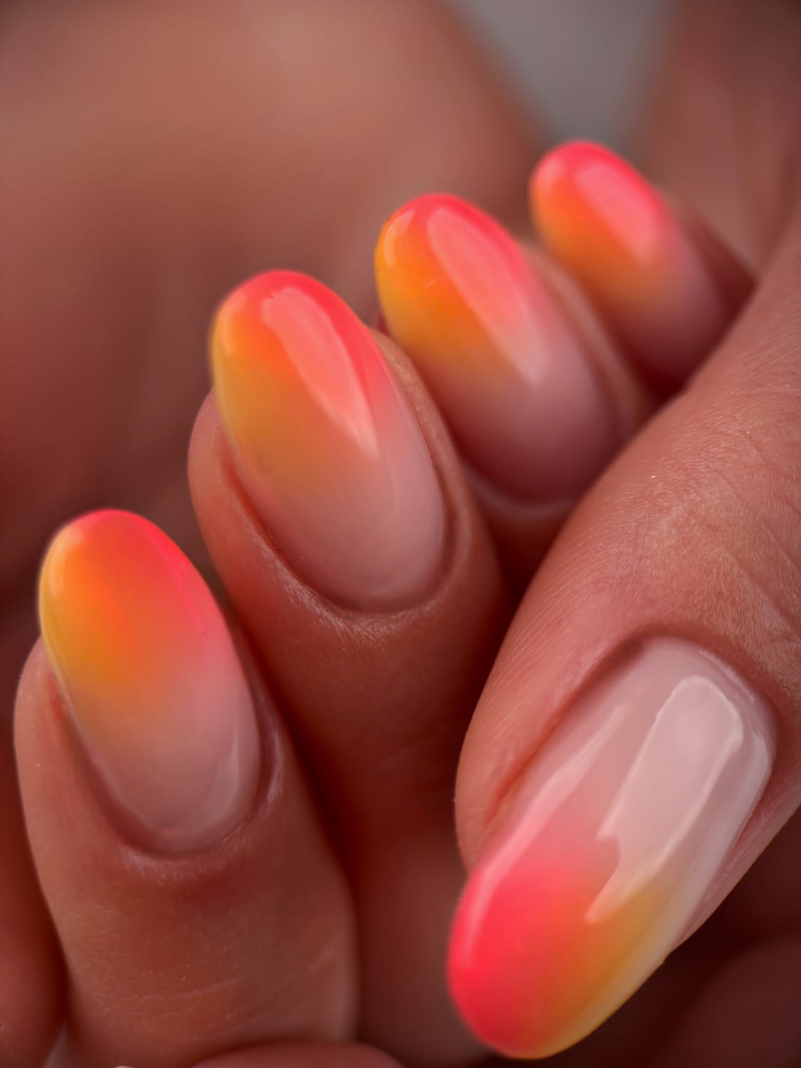 Pose d'ongles avec finition soignée réalisée par LENAILSBERTHOU, prothésiste ongulaire à Puygouzon