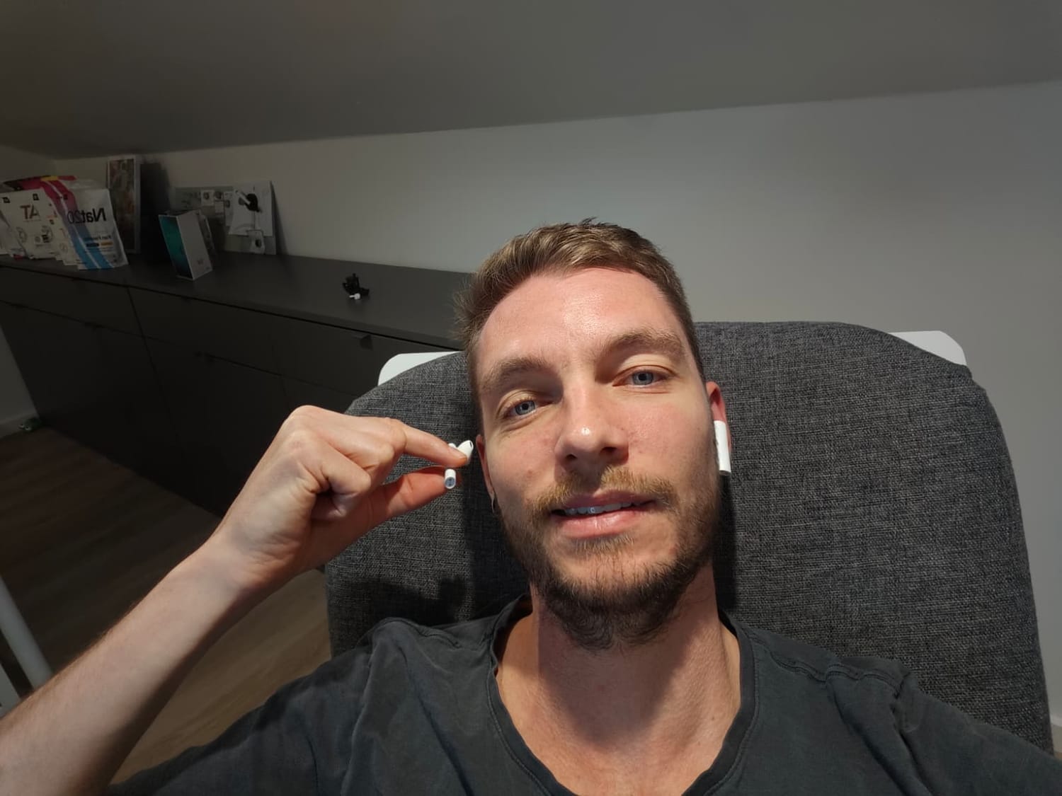 Vater mit Hilfsmitteln für besseren Schlaf - Schlafhygiene für Eltern