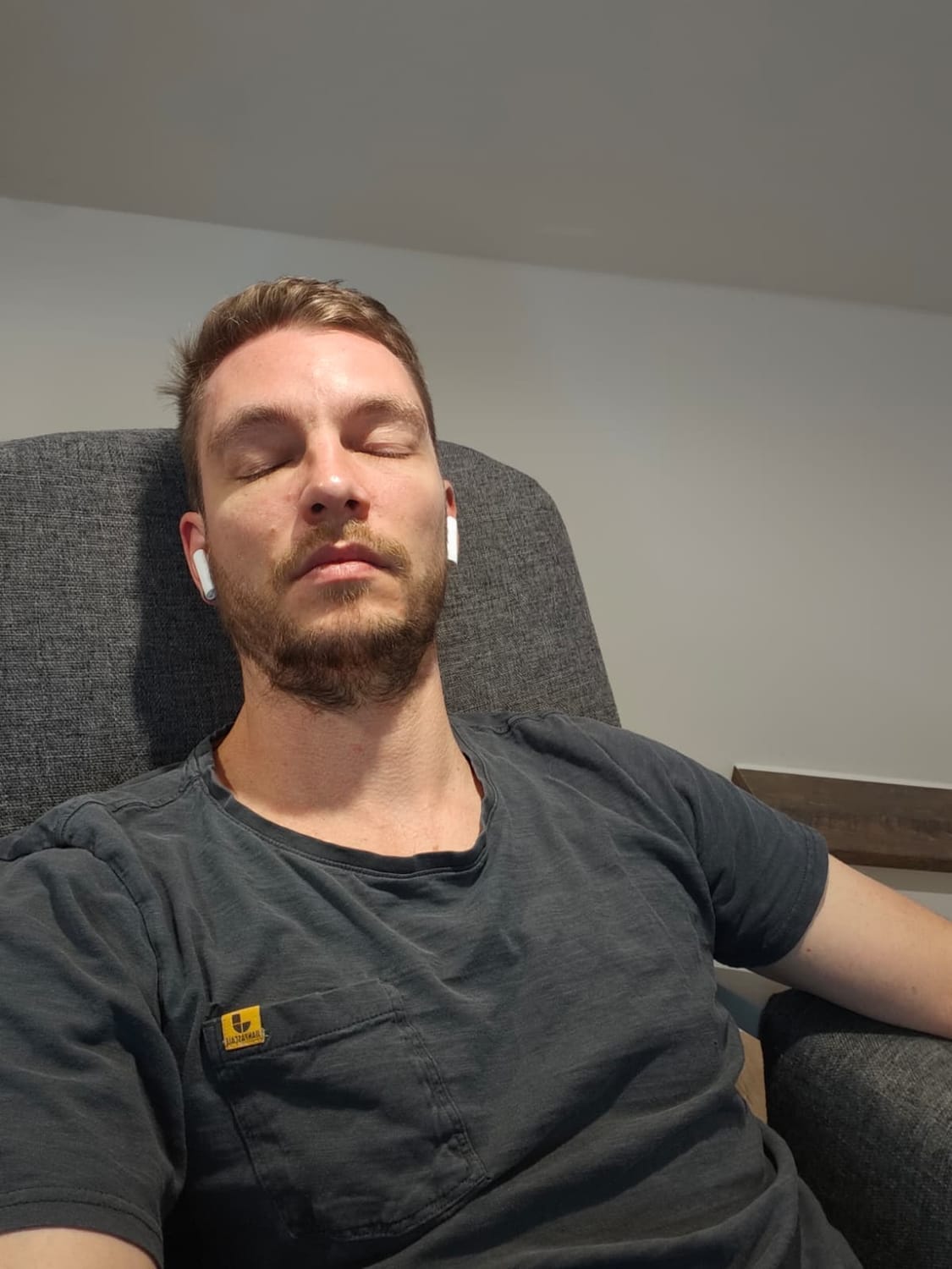 Vater macht Power Nap - Mikroschlaf als Lösung bei Schlafmangel