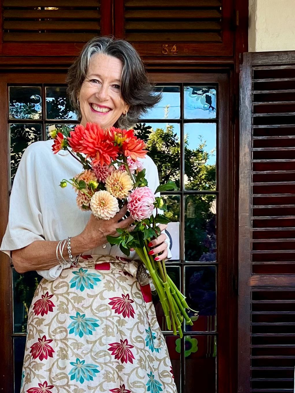 Smiling Milandre Vlok holding  flowers in her hands.