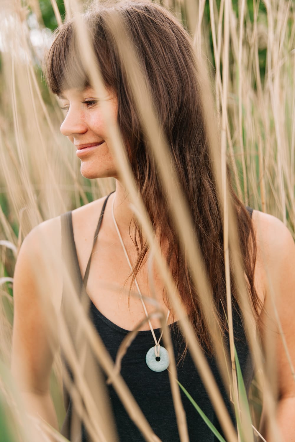 An-Sofie in veld met strohalmen in de hand - space holding. foto gemaakt door @bynouchka