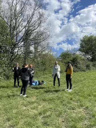 Participants lors d’un atelier pratique de géobiologie près de Lyon